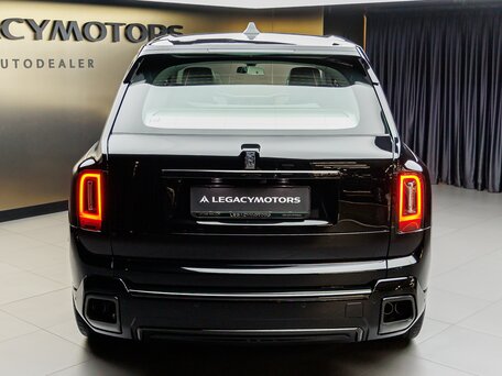 2026 Rolls-Royce Cullinan Black Badge I Рестайлинг (Series II), чёрный, 72970000 рублей, вид 4