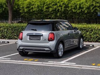 2023 Mini Hatch Cooper III (F55/F56) Рестайлинг 2, серебристый, 2150400 рублей, вид 5