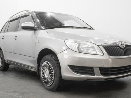 2013 Skoda Fabia II Рестайлинг, бежевый, 600000 рублей, вид 2