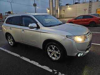 2014 Mitsubishi Outlander III Рестайлинг, серебристый, 990000 рублей, вид 3