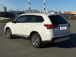 2018 Mitsubishi Outlander III Рестайлинг 3, белый, 1830000 рублей, вид 4
