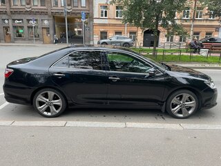 2016 Toyota Camry VII (XV50) Рестайлинг, чёрный, 2000000 рублей, вид 4