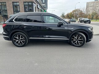 2021 Volkswagen Touareg III, чёрный, 6990000 рублей, вид 4