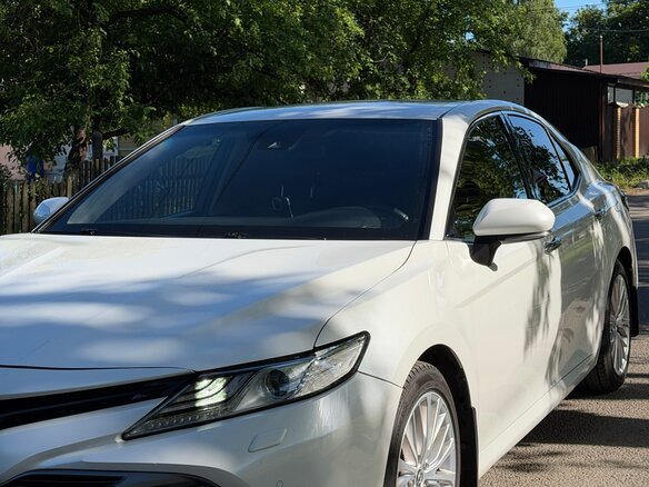 2019 Toyota Camry VIII (XV70), белый, 2000000 рублей - вид 1