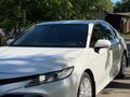 2019 Toyota Camry VIII (XV70), белый, 2000000 рублей - вид 1