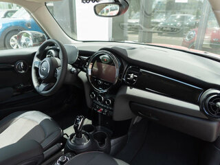 2022 Mini Hatch Cooper III (F55/F56) Рестайлинг 2, красный, 3050000 рублей, вид 4