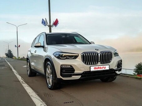 2020 BMW X5 25d IV (G05/G18), белый, 5300000 рублей, вид 2