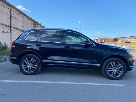 2017 Volkswagen Touareg II Рестайлинг, чёрный, 3900000 рублей, вид 5