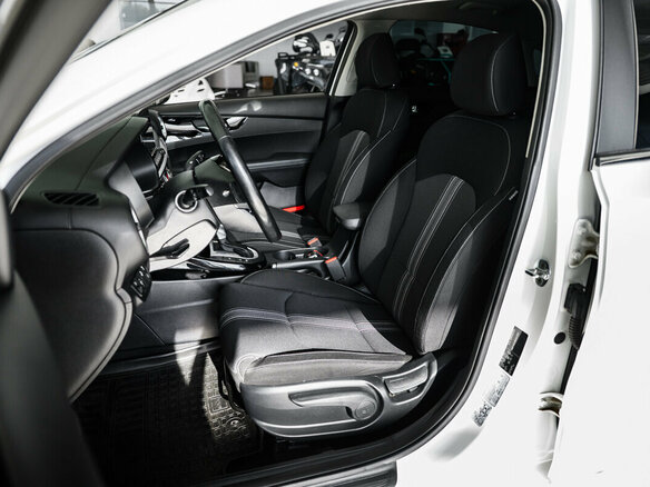 2021 Kia Cerato IV Рестайлинг, белый, 2280000 рублей - вид 8