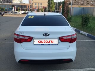 2013 Kia Rio 4-speed III, белый, 850000 рублей, вид 4
