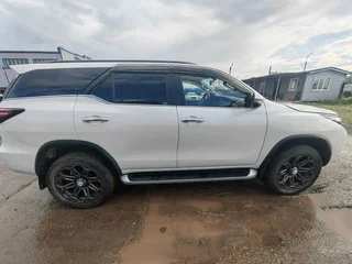 2021 Toyota Fortuner II Рестайлинг, белый, 5000000 рублей, вид 4