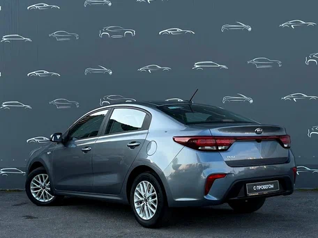 2020 Kia Rio IV, серый, 1642200 рублей, вид 4