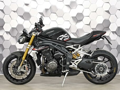 2021 Triumph Speed Triple, чёрный, 1329000 рублей, вид 4