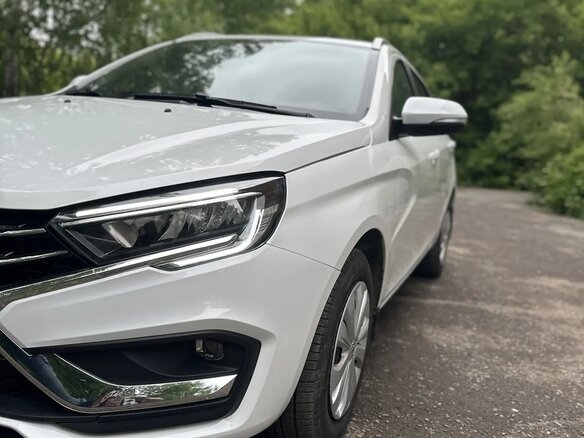 2024 Lada (ВАЗ) Vesta SW I Рестайлинг (NG), белый, 1450000 рублей - вид 1