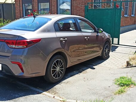 2020 Kia Rio IV, коричневый, 1669000 рублей, вид 4