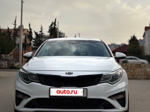 2019 Kia Optima IV Рестайлинг, белый, 1450000 рублей - вид 2