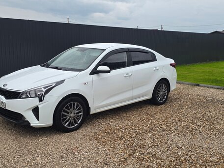 2020 Kia Rio IV Рестайлинг, белый, 1560000 рублей, вид 2