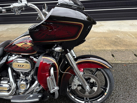 2023 Harley-Davidson CVO Road Glide Limited, пурпурный, 3635000 рублей - вид 6