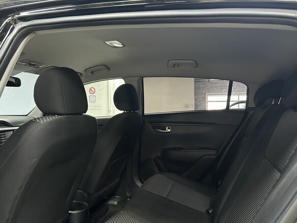 2018 Kia Rio X-Line IV, чёрный, 1375000 рублей - вид 11