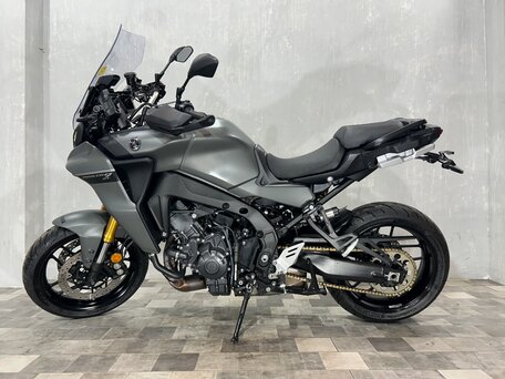 2022 Yamaha MT-09 Tracer (FJ-09), серый, 1277000 рублей, вид 2