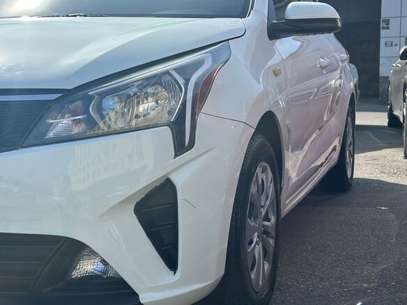 2020 Kia Rio IV Рестайлинг, белый, 1395000 рублей - вид 1