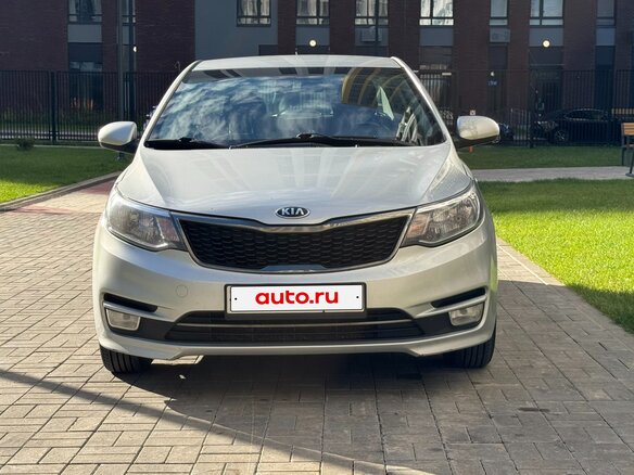 2016 Kia Rio III Рестайлинг, серебристый, 970000 рублей - вид 1