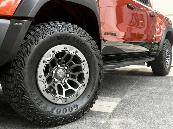 2023 Ram 1500 Crew Cab TRX V, оранжевый, 16490000 рублей - вид 7