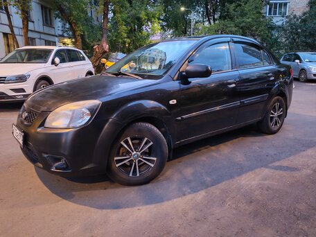 2010 Kia Rio II Рестайлинг, чёрный, 470000 рублей, вид 1