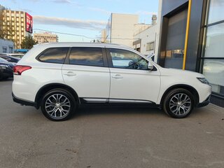 2015 Mitsubishi Outlander III Рестайлинг 2, белый, 1775000 рублей, вид 4