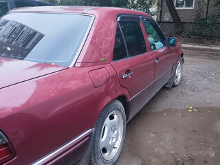 1995 Mercedes-Benz E-Класс 220 I (W124), красный, 250000 рублей, вид 2