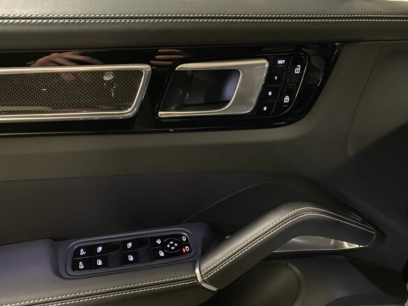 2021 Porsche Cayenne Turbo III, чёрный, 14790000 рублей - вид 21