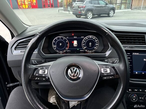 2017 Volkswagen Tiguan II, чёрный, 3440000 рублей - вид 32