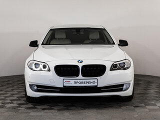2013 BMW 5 серии 520i VI (F10/F11/F07), белый, 1325000 рублей, вид 2