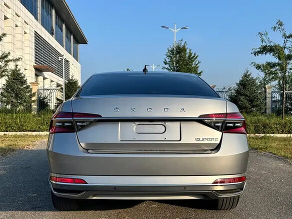 2023 Skoda Superb III Рестайлинг, серый, 1780700 рублей - вид 4