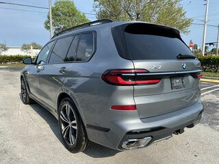 2022 BMW X7 40i I (G07) Рестайлинг, серебристый, 12490000 рублей, вид 3