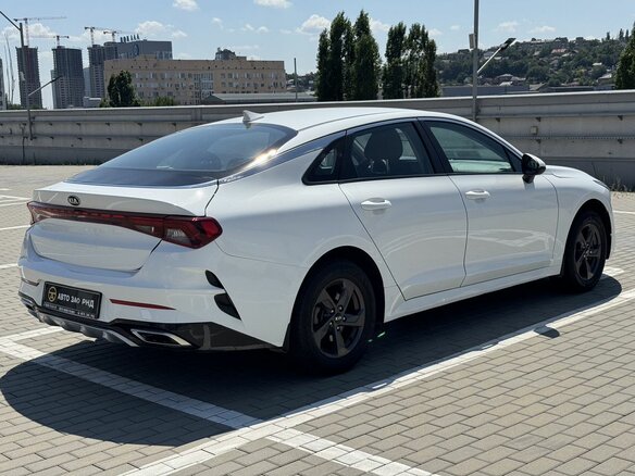 2021 Kia K5 III, белый - вид 3