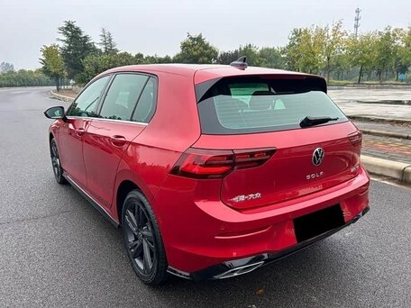 2023 Volkswagen Golf VIII, красный, 2200000 рублей, вид 4