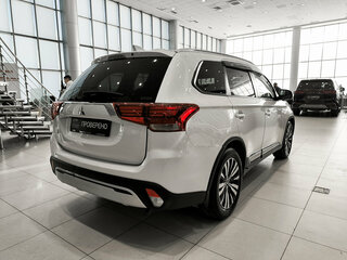 2020 Mitsubishi Outlander III Рестайлинг 3, белый, 1930000 рублей, вид 5