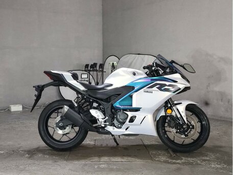 2025 Yamaha YZF-R3, серебристый, 655000 рублей, вид 2