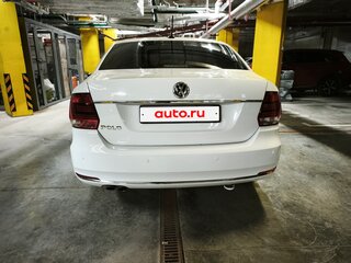 2017 Volkswagen Polo V Рестайлинг, белый, 1130000 рублей, вид 4
