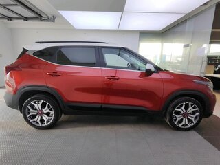 2021 Kia Seltos I, красный, 2315000 рублей, вид 4