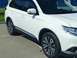 2019 Mitsubishi Outlander III Рестайлинг 3, белый, 1900000 рублей, вид 5