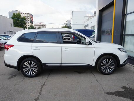 2021 Mitsubishi Outlander III Рестайлинг 3, белый, 2125000 рублей, вид 4