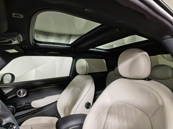 2021 Mini Hatch Cooper S III (F55/F56) Рестайлинг, чёрный - вид 14
