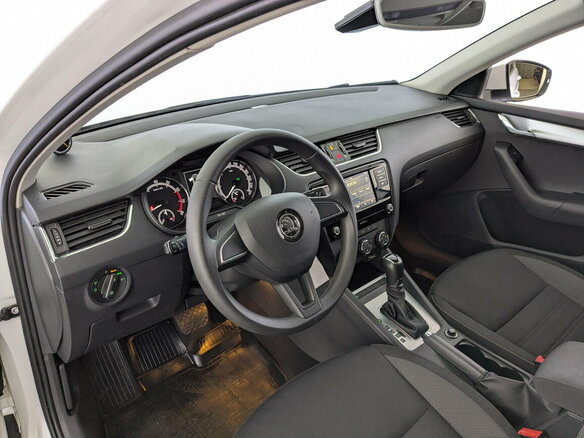 2019 Skoda Octavia III (A7) Рестайлинг, белый, 1790000 рублей - вид 15