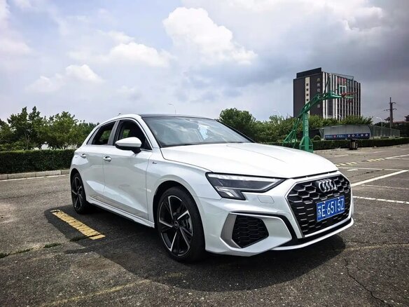 2023 Audi A3 Sportback 35 TFSI IV (8Y), белый, 1929000 рублей - вид 3