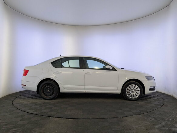 2020 Skoda Octavia III (A7) Рестайлинг, белый - вид 3