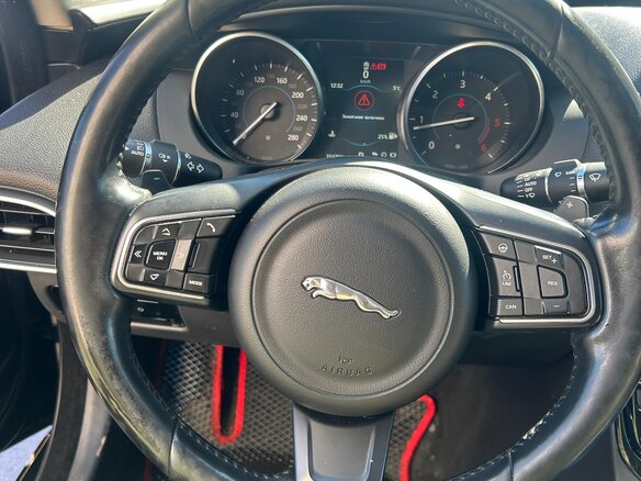 2016 Jaguar XE I, чёрный, 1900000 рублей - вид 5