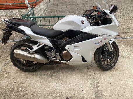 2018 Honda VFR 800, белый, 700000 рублей, вид 2