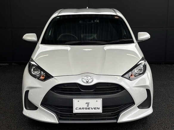 2023 Toyota Yaris IV, белый, 1052000 рублей